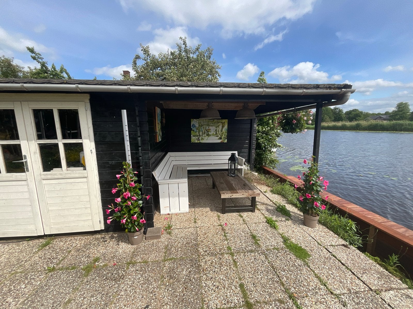 Zwarte houten schuur met overkapping en zithoek,gedemonteerd, Tuin en Terras, Tuinhuizen, Ophalen, 250 tot 500 cm, Schuur, 2 ramen