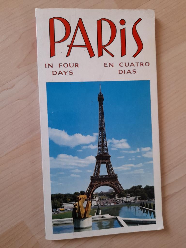 PARIS IN FOUR DAYS EN CUATRO DIAS met kaart Engels en Spaans, Europa, Ophalen of Verzenden, Reisgids of -boek, Gelezen