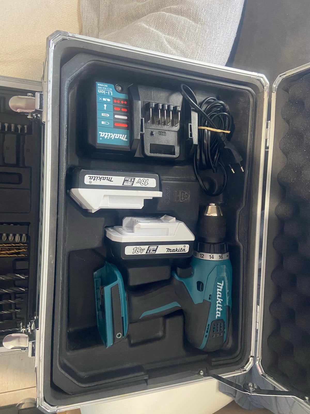Makita Boor- en Schroefmachine met 2 accu's en borenset, 600 watt of meer, Variabele snelheid, Ophalen of Verzenden, Zo goed als nieuw