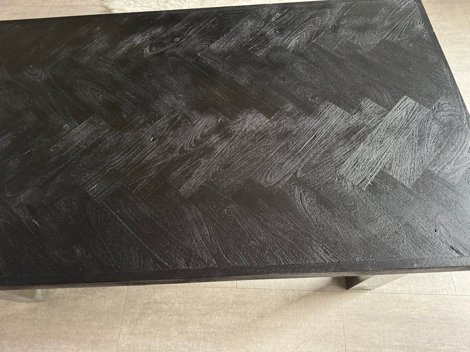 Zwarte salontafel met visgraatpatroon en metalen poten, Huis en Inrichting, Ophalen, Gebruikt, 100 tot 150 cm, 50 tot 100 cm