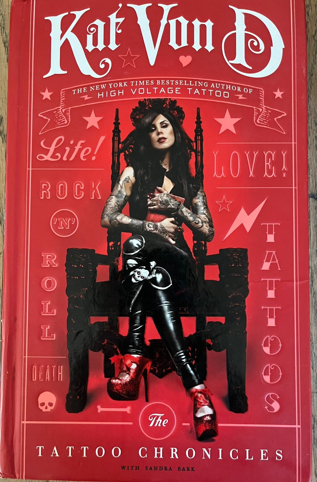 Kat Von D - The Tattoo Chronicles, Ophalen of Verzenden, Zo goed als nieuw, Kat Von D