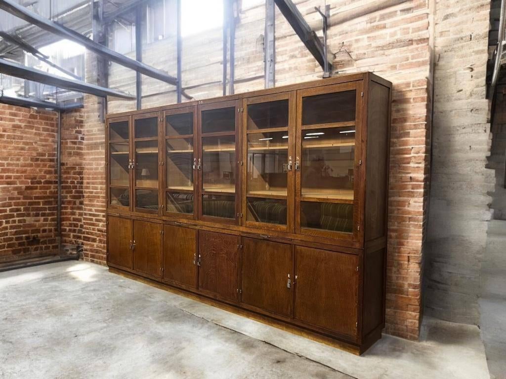Vintage XL hoge industriële vitrinekast / labokast / kast, Antiek en Kunst, Curiosa en Brocante, Ophalen