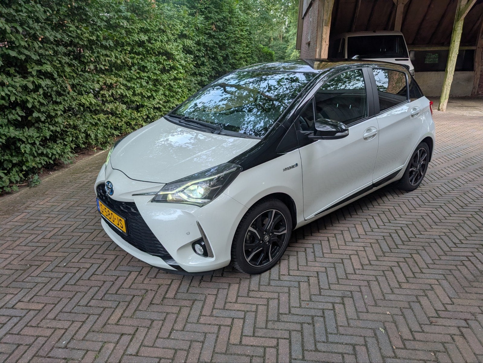 Toyota Yaris 1.5 Hybrid 100pk 5D CVT 2018 Wit, Auto's, Toyota, Particulier, Yaris, Hybride Elektrisch/Benzine, Volledig hybride