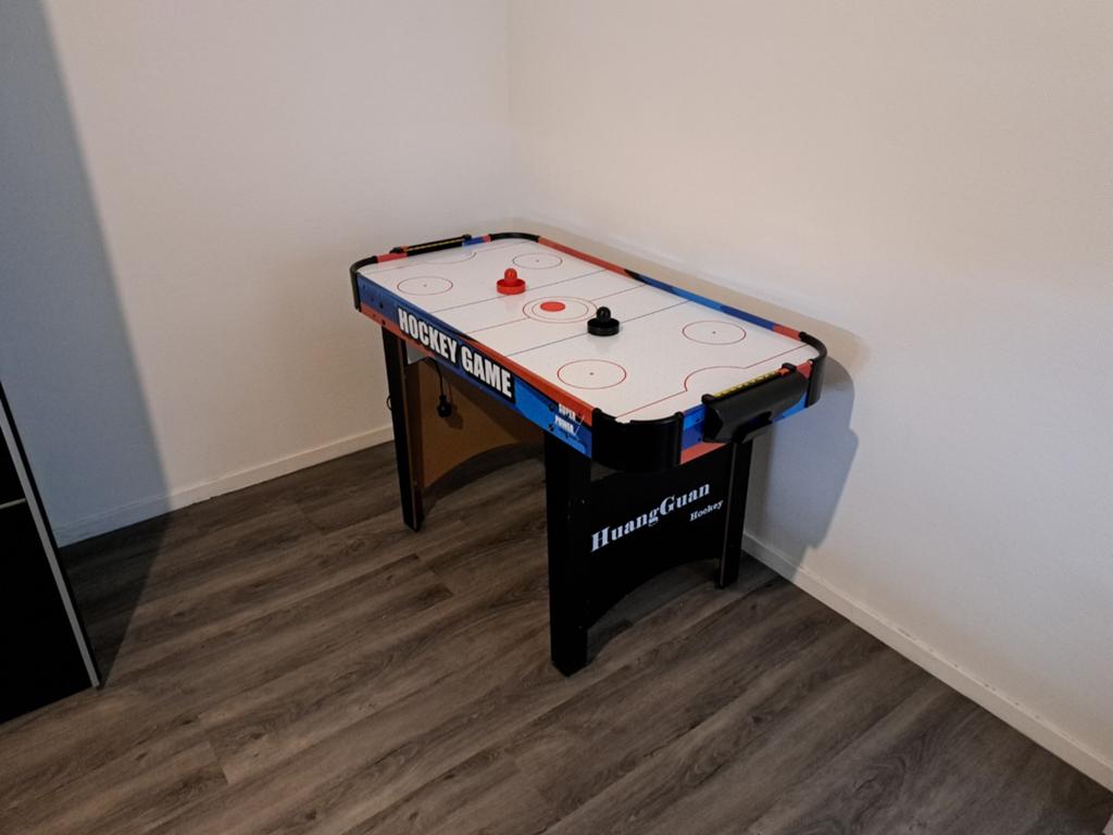 Leuke Airhockey tafel met sticks en pucks, werkt op 230V, Ophalen of Verzenden