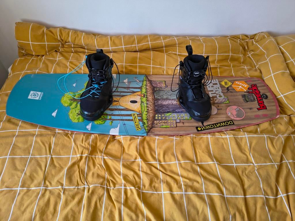 Slingshot Shredtown wakeboard met bindingen maat 44-45, Watersport en Boten, Wakeboarden, Ophalen, Gebruikt, Board en Schoenen