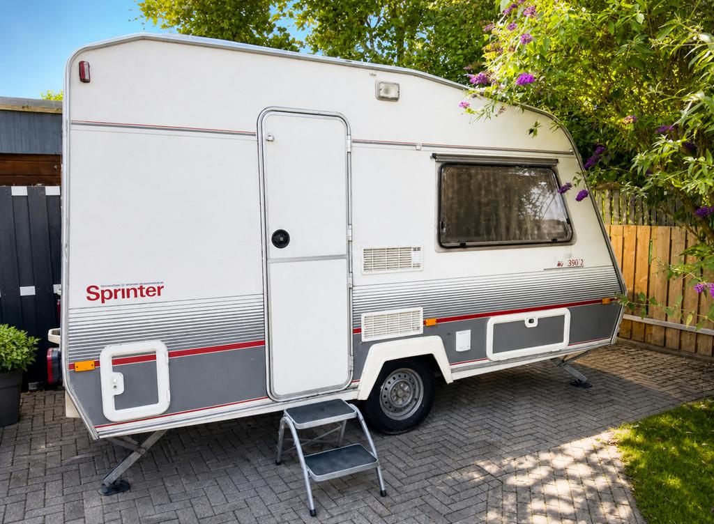 Caravan met hoes, voortent, luifel en matrassen, Treinzit, 750 - 1000 kg, Particulier, 4 tot 5 meter