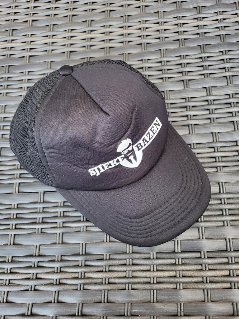 Zwarte trucker cap met 'Sjieke Bazen' opdruk, Gedragen, One size fits all, Ophalen of Verzenden, Pet