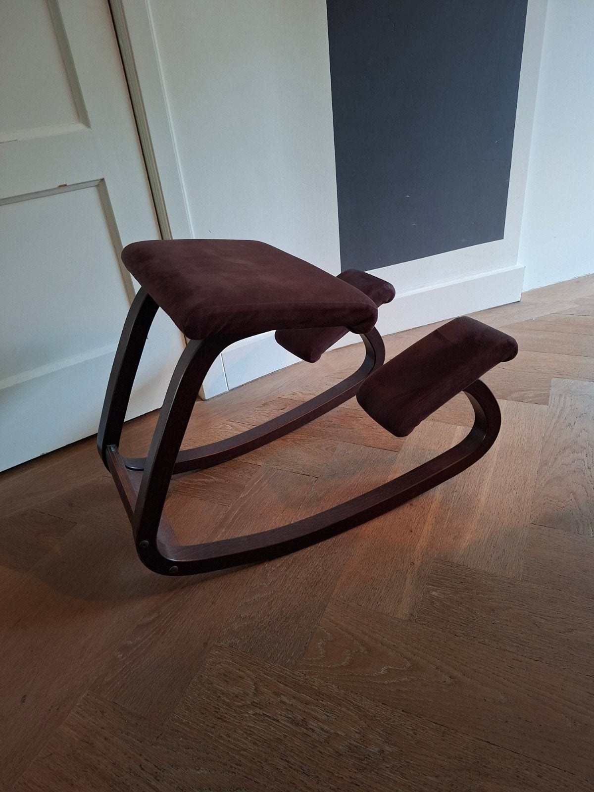 Varier Furniture (Stokke) ergonomische kniestoel, Huis en Inrichting, Stoelen, Ophalen, Ergonomisch, Scandinavisch, Bruin, Zo goed als nieuw