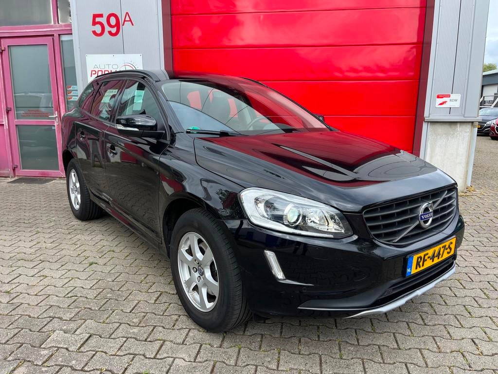 Volvo XC60 2.0 D3 150pk FWD Nordic+ 8 traps Automaat / Trekh, Auto's, Volvo, Automatische klimaatregeling, Stof, 4 cilinders, Zwart