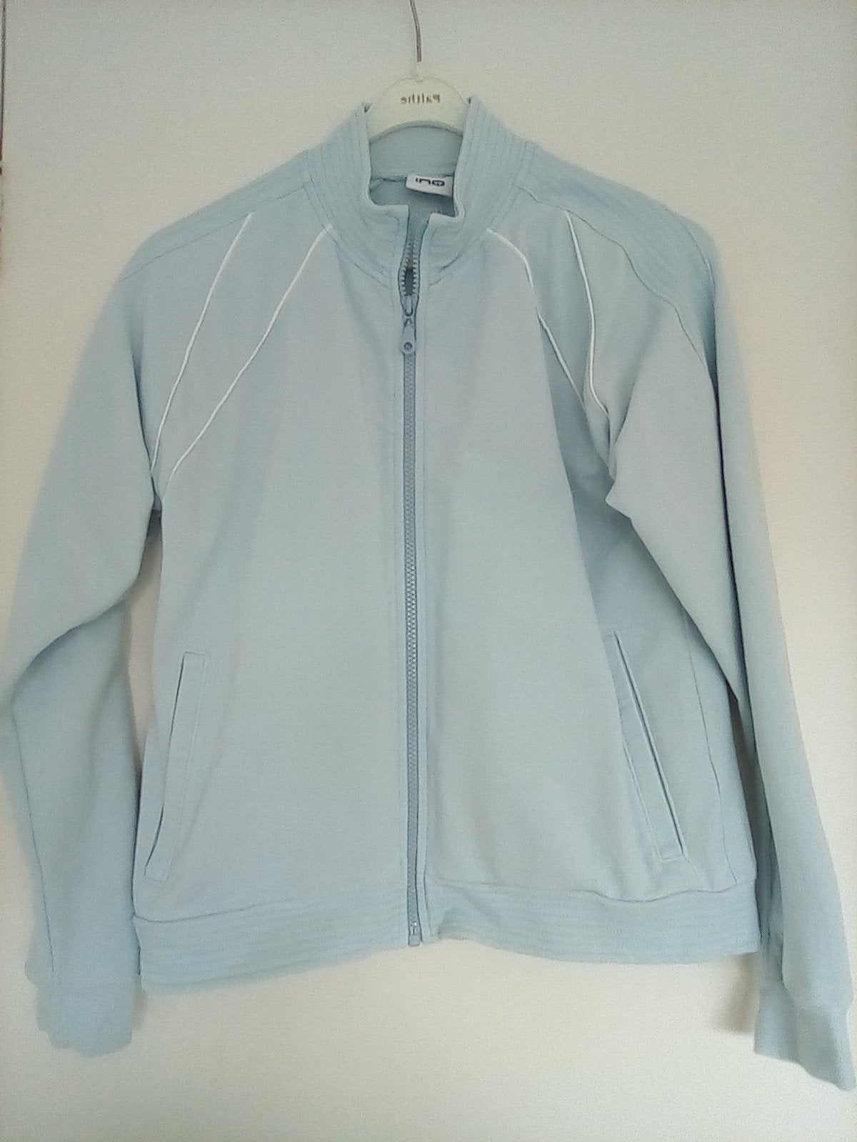 Lichtblauw INQ sweater vest met witte bies, maat S, Kleding | Dames, INQ, Blauw, Overige typen, Ophalen of Verzenden