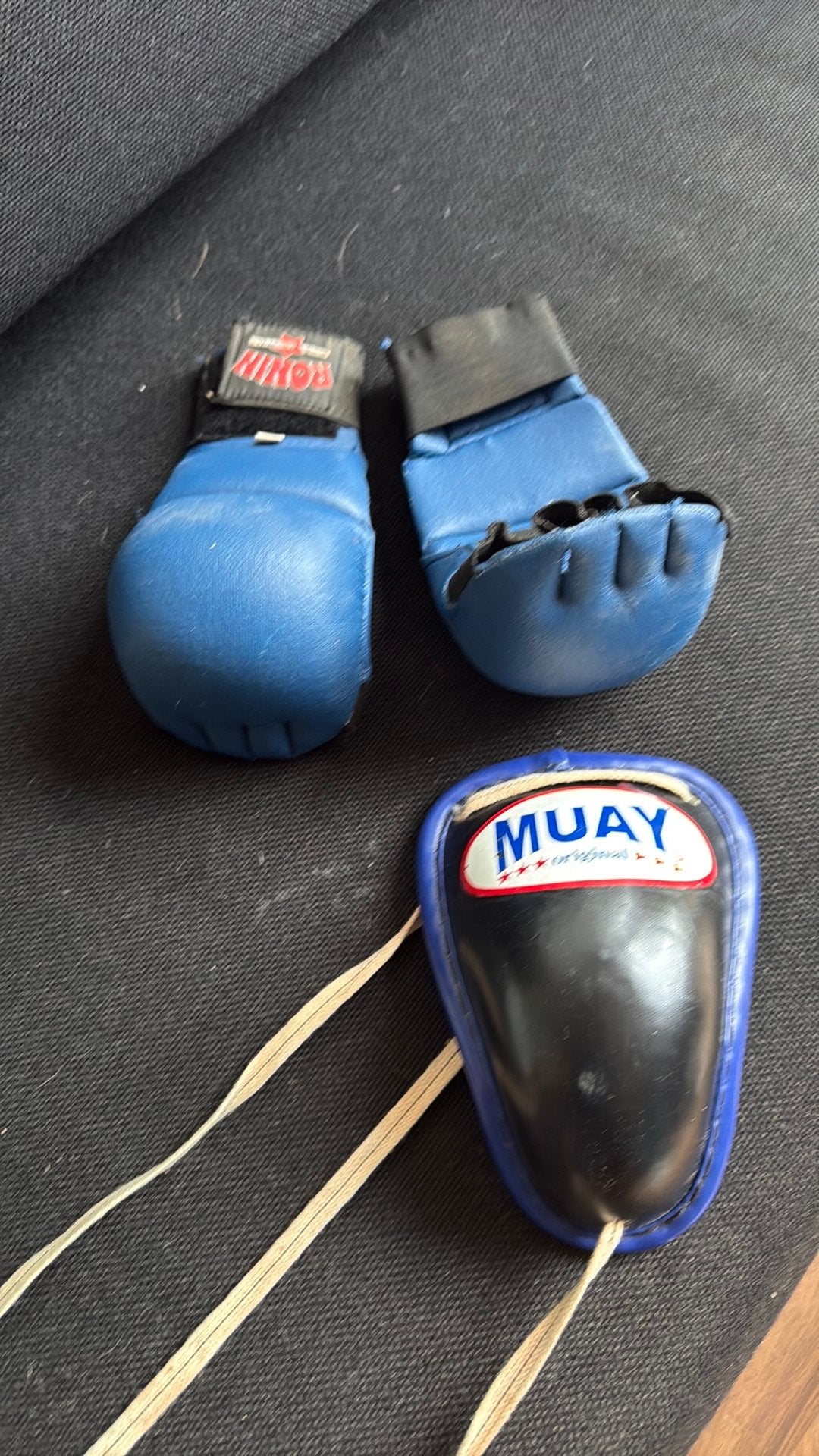 Karate handschoenen en thaise tok, Ophalen of Verzenden, Zo goed als nieuw, Bokshandschoenen