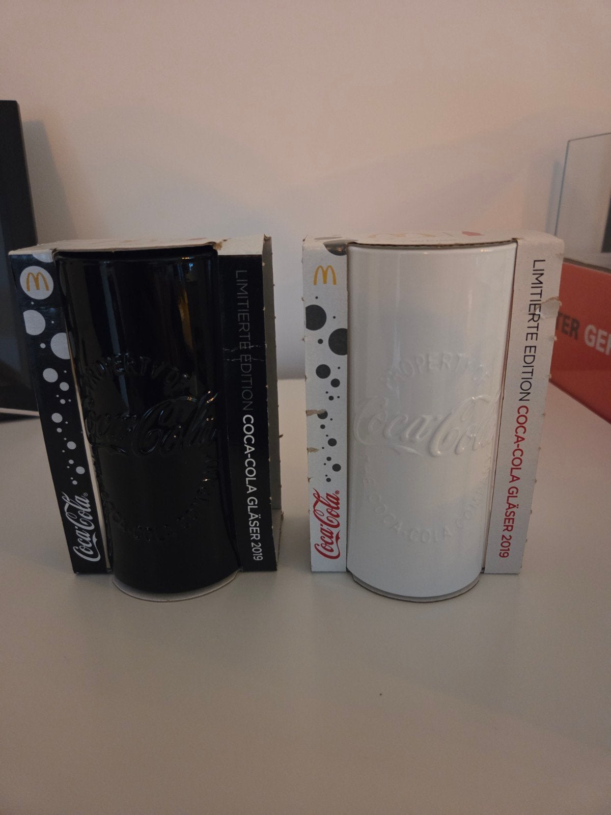 2 Coca-Cola glazen - Limited Edition 2019 (zwart & wit), Ophalen, Nieuw, Gebruiksvoorwerp