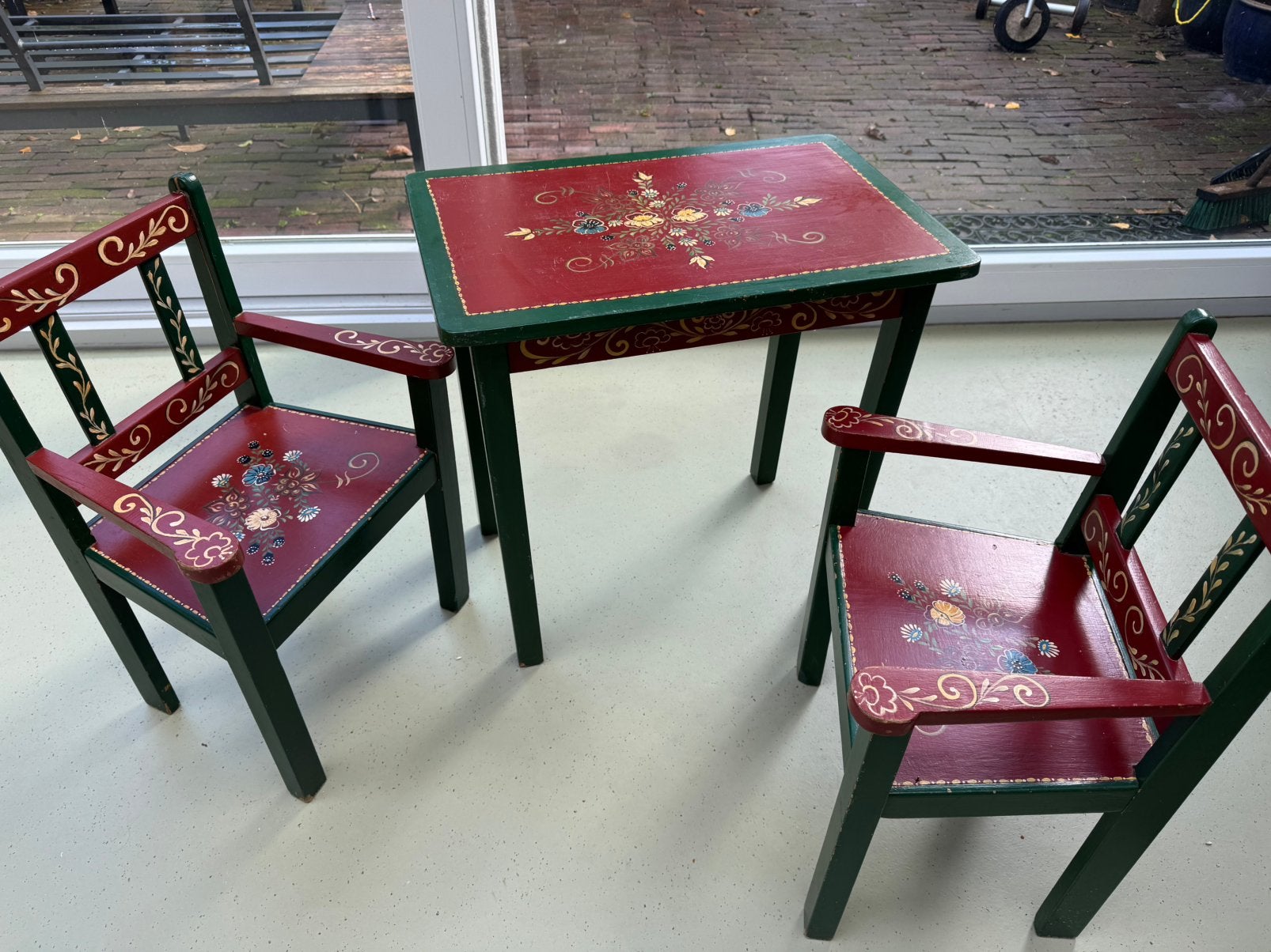 Heel leuk handbeschilderd folk kindertafeltje en 2 stoelen, Kinderen en Baby's, Ophalen, Zo goed als nieuw, Tafel(s) en Stoel(en)