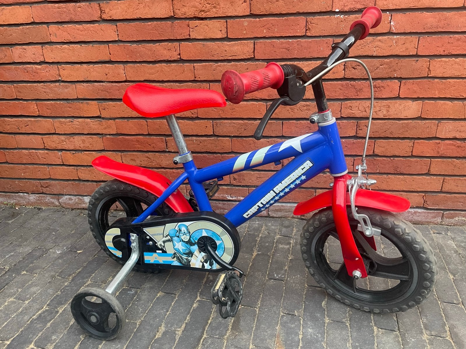 Captain America Kinderfiets met zijwieltjes, Fietsen en Brommers, Ophalen, Zijwieltjes, Gebruikt, Velgrem