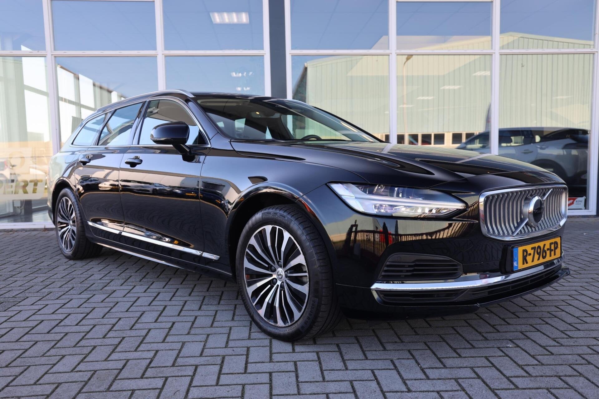Volvo V90 2.0 T6 Plug-in hybrid AWD Essential Bright|Apple c, Auto's, Automaat, Euro 6, 4 cilinders, Zwart
