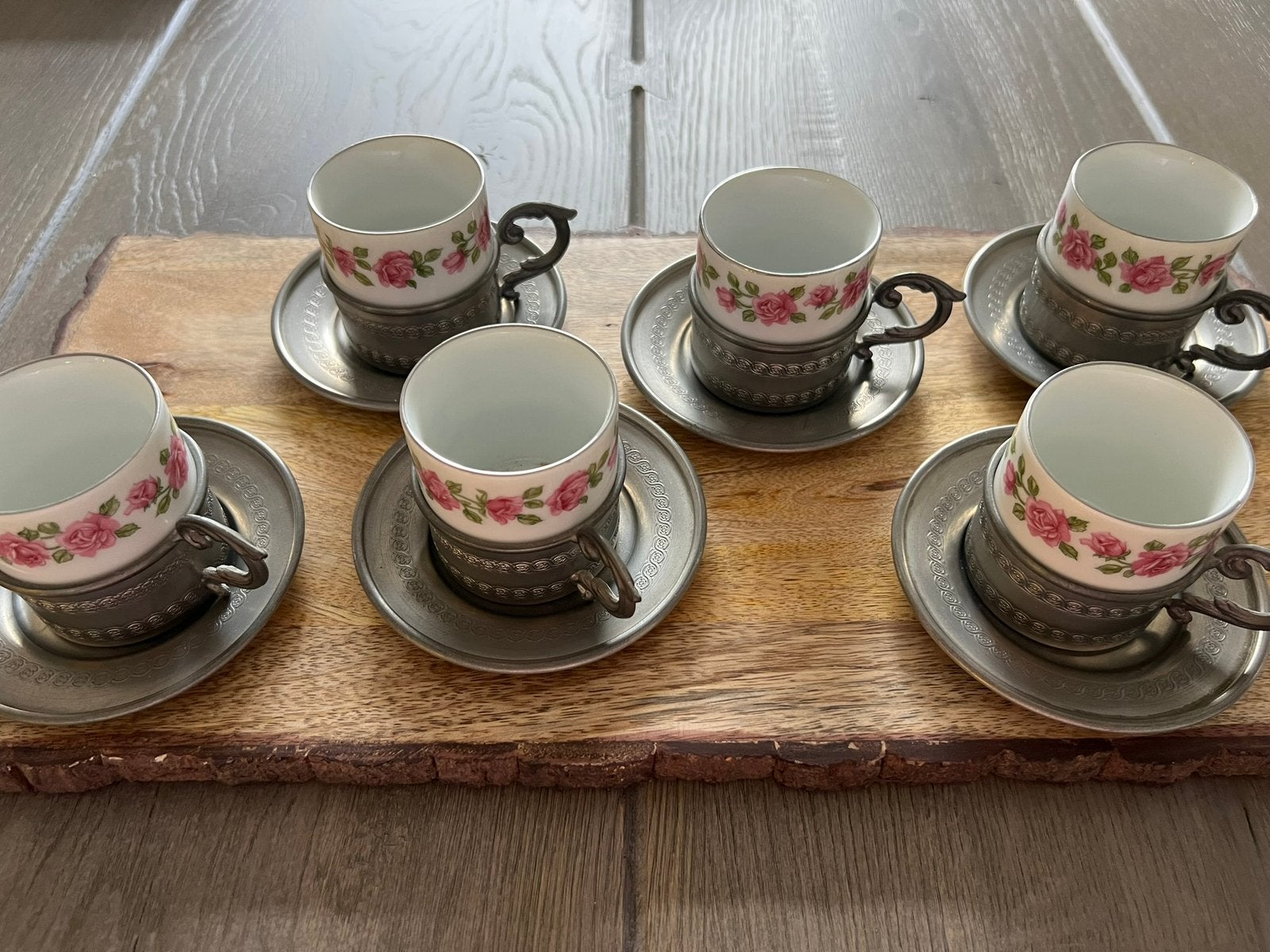 Set porseleinen kopjes met rozenmotief,  in tinnen houders., Ophalen of Verzenden