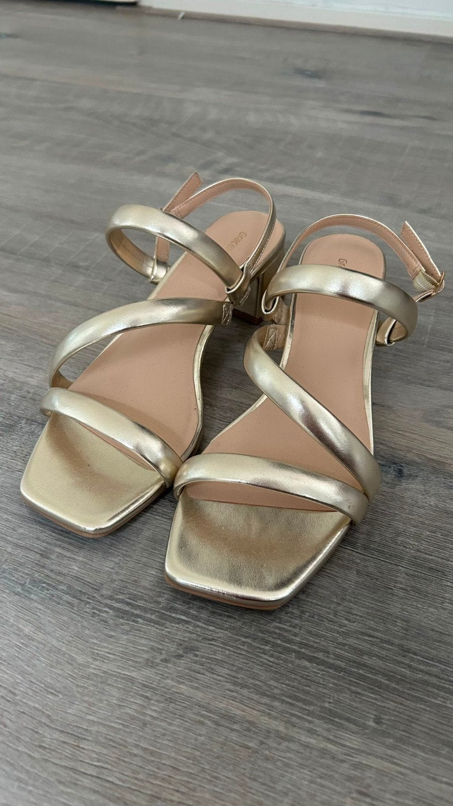 Gouden sandalen met lage hak mt 41, Overige kleuren, Sandalen of Muiltjes, Ophalen of Verzenden, Onbekend