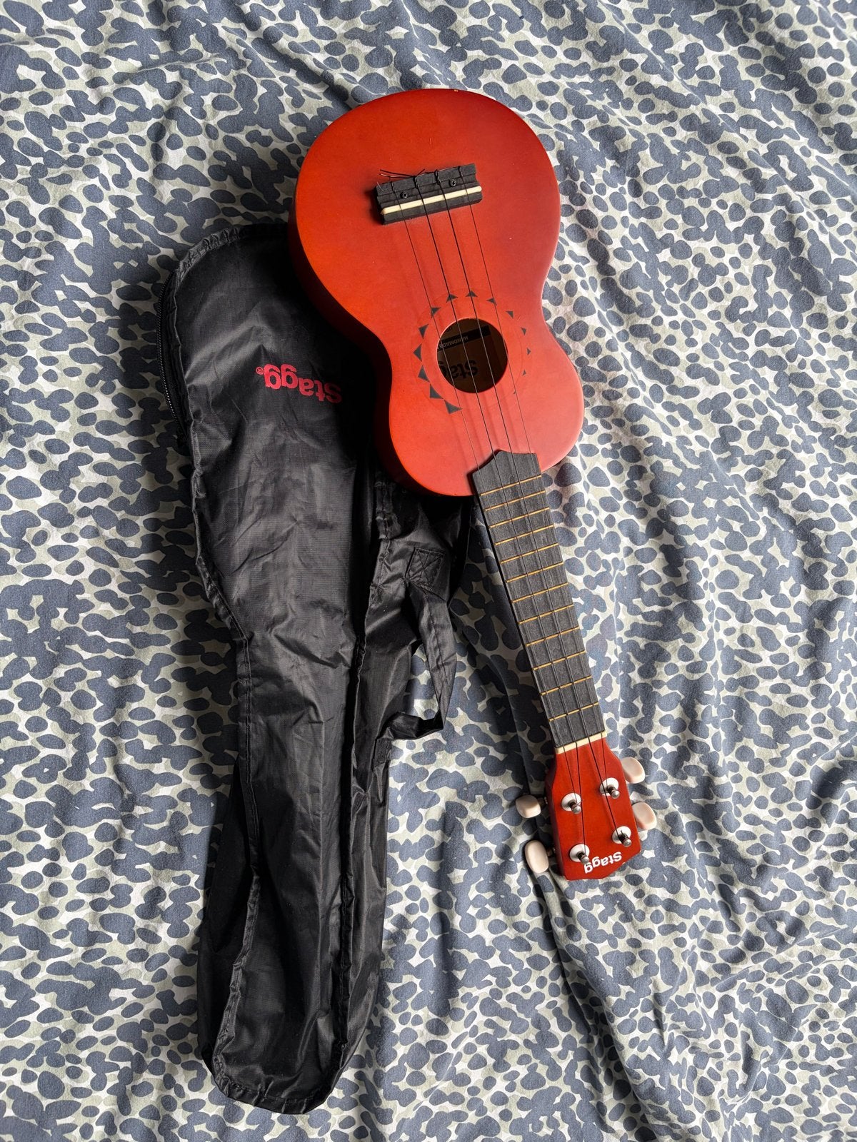 Stagg Ukulele met hoes - Rood, Ophalen of Verzenden, Zo goed als nieuw, Overige typen, Met koffer