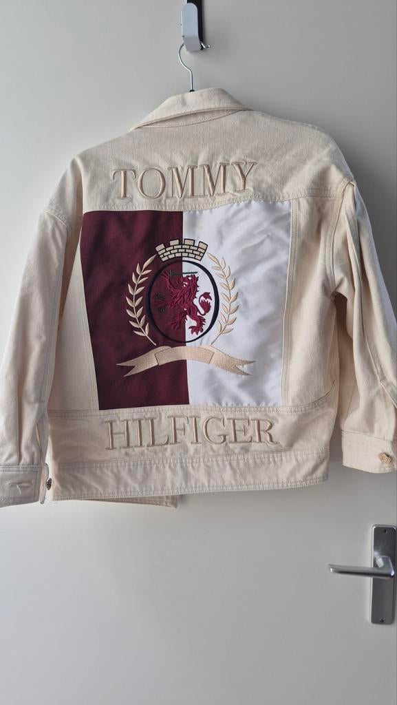 Prachtige Tommy Hilfiger spijkerjas met logo, Maat 38/40 (M), Beige, Ophalen of Verzenden, Zo goed als nieuw