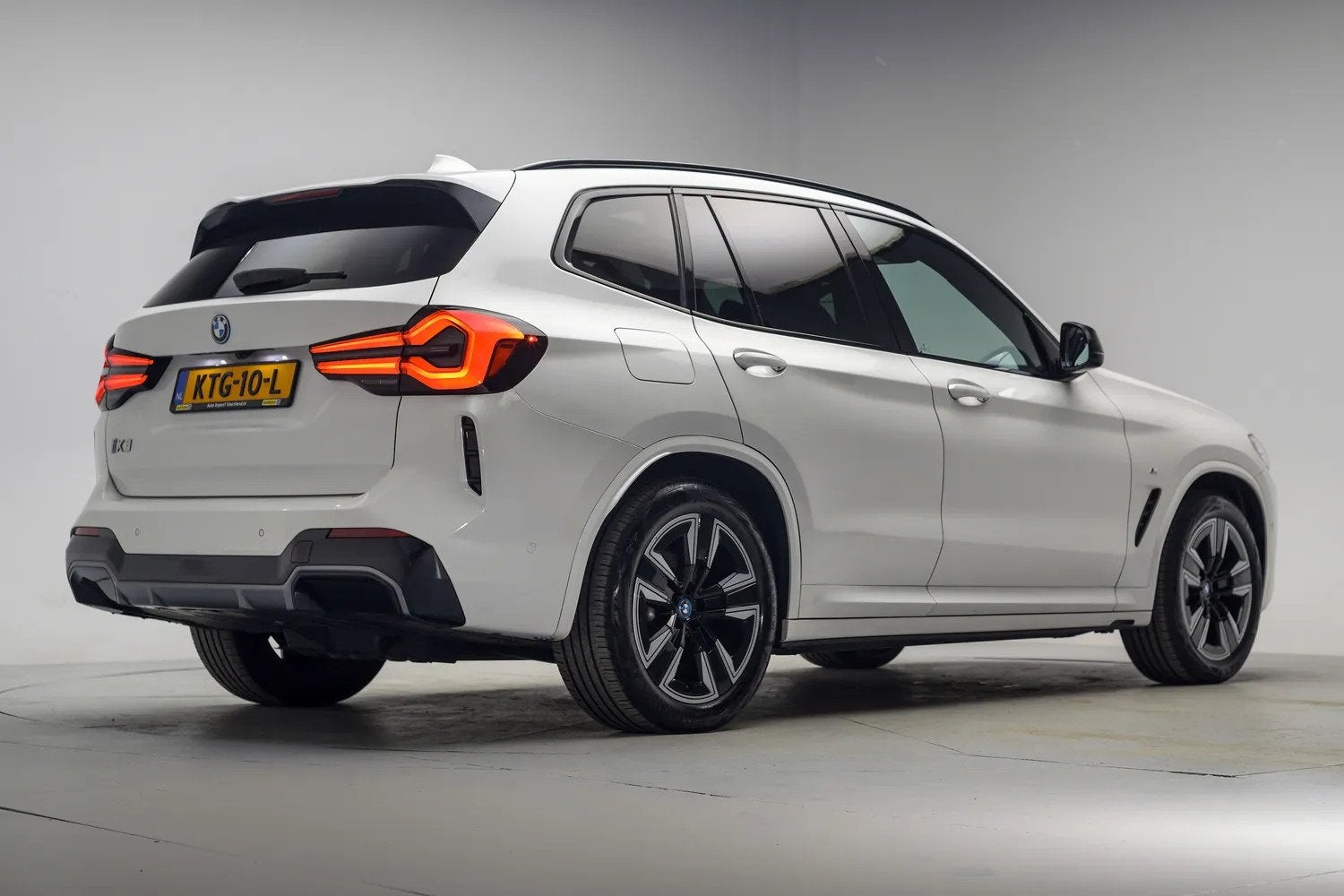 Foto 42 van BMW iX3 80 kWh M Sport Shadow [ Panorama Leder ACC ]