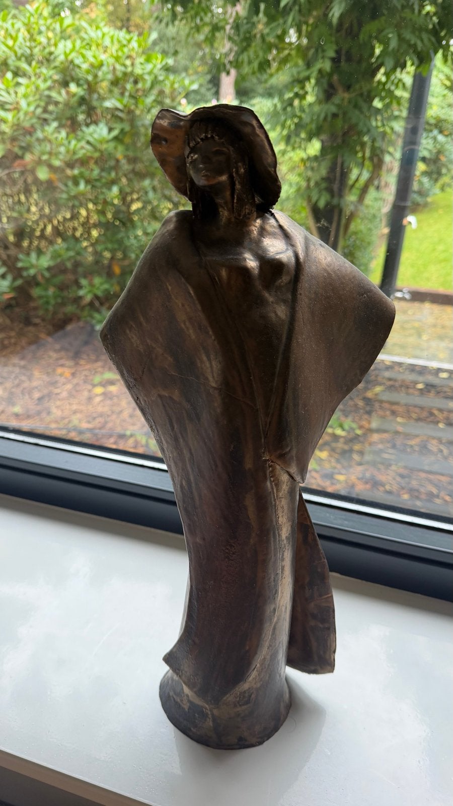 Keramieken beeld van elegante vrouw met hoed, Antiek en Kunst, Geglazuurd, Ophalen of Verzenden, 20 - 50 cm, Steen of Keramiek