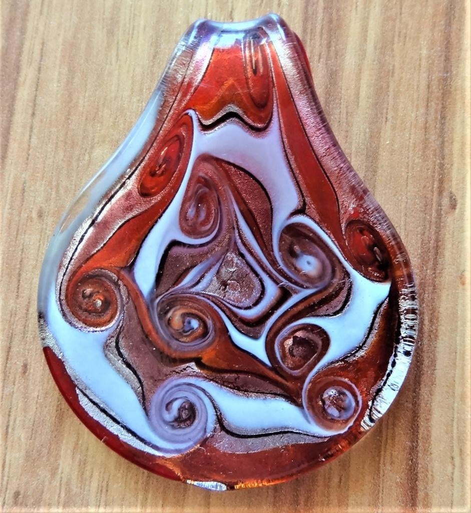 Nieuw: kettinghanger uit glasatelier rood wit zilver 6x5 cm, Ophalen of Verzenden, Nieuw, Rood, Glas of Kristal