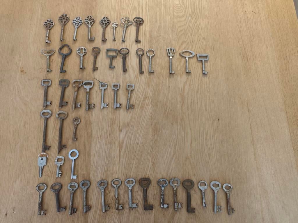 46x brocante sleutel, baardsleutel, loper, kastdeur, Ophalen of Verzenden