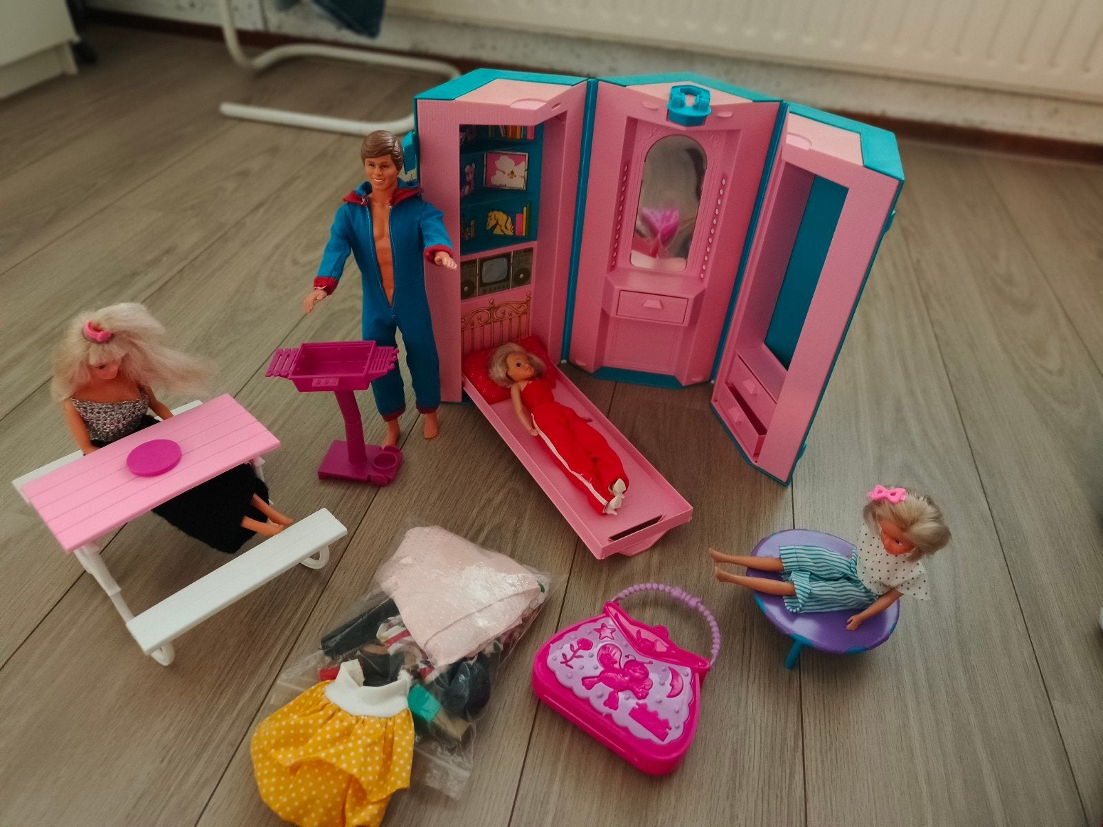 Vintage Barbie en Ken poppen met accessoires en kleding, Ophalen of Verzenden, Gebruikt, Barbie