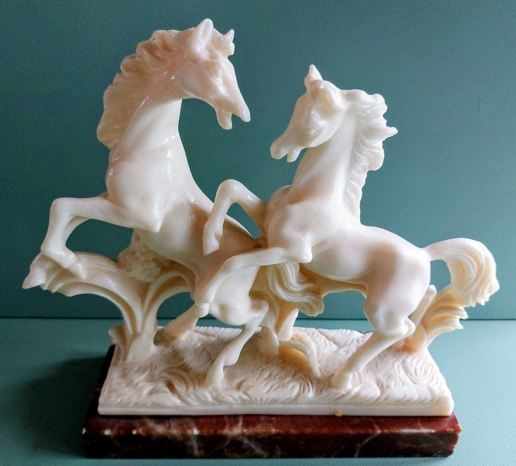 Albast beeld paarden, Antiek en Kunst, Verzenden