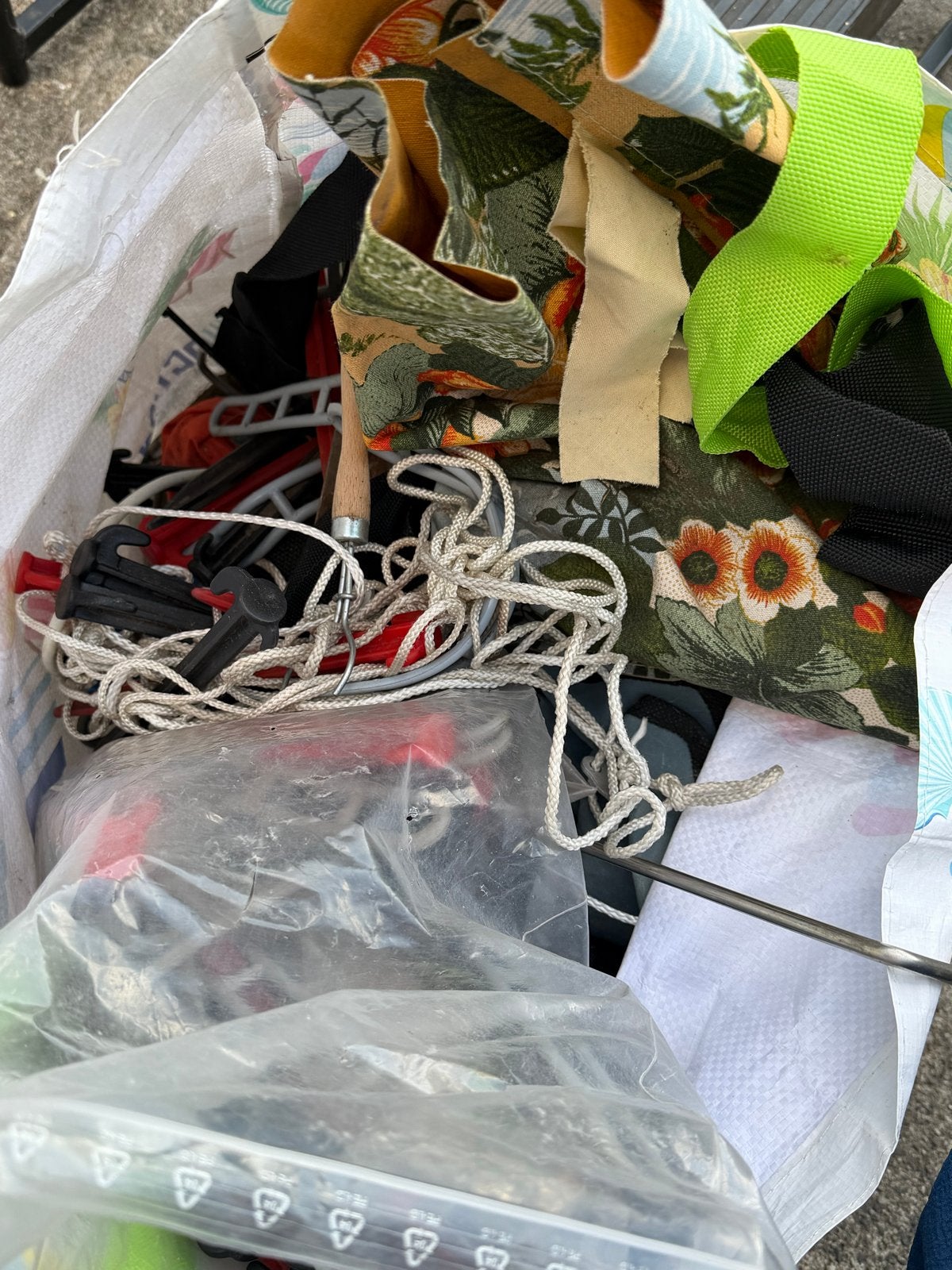 Tas met haringen, touwen, elastiek en grondhamer, Ophalen, Gebruikt