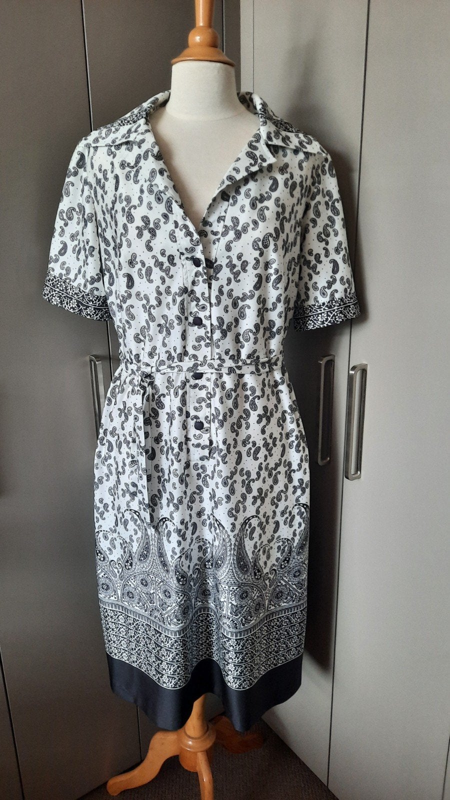 Leuke vintage jurk Kashmir print Maat 44, Kleding | Dames, Jurken, Gedragen, Maat 42/44 (L), Zwart, Onder de knie, Ophalen of Verzenden