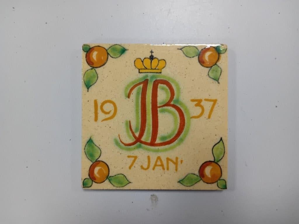 Tegeltje huwelijk Juliana en Bernhard, Verzamelen, Koninklijk Huis en Royalty, Gebruikt, Overige typen, Nederland, Ophalen
