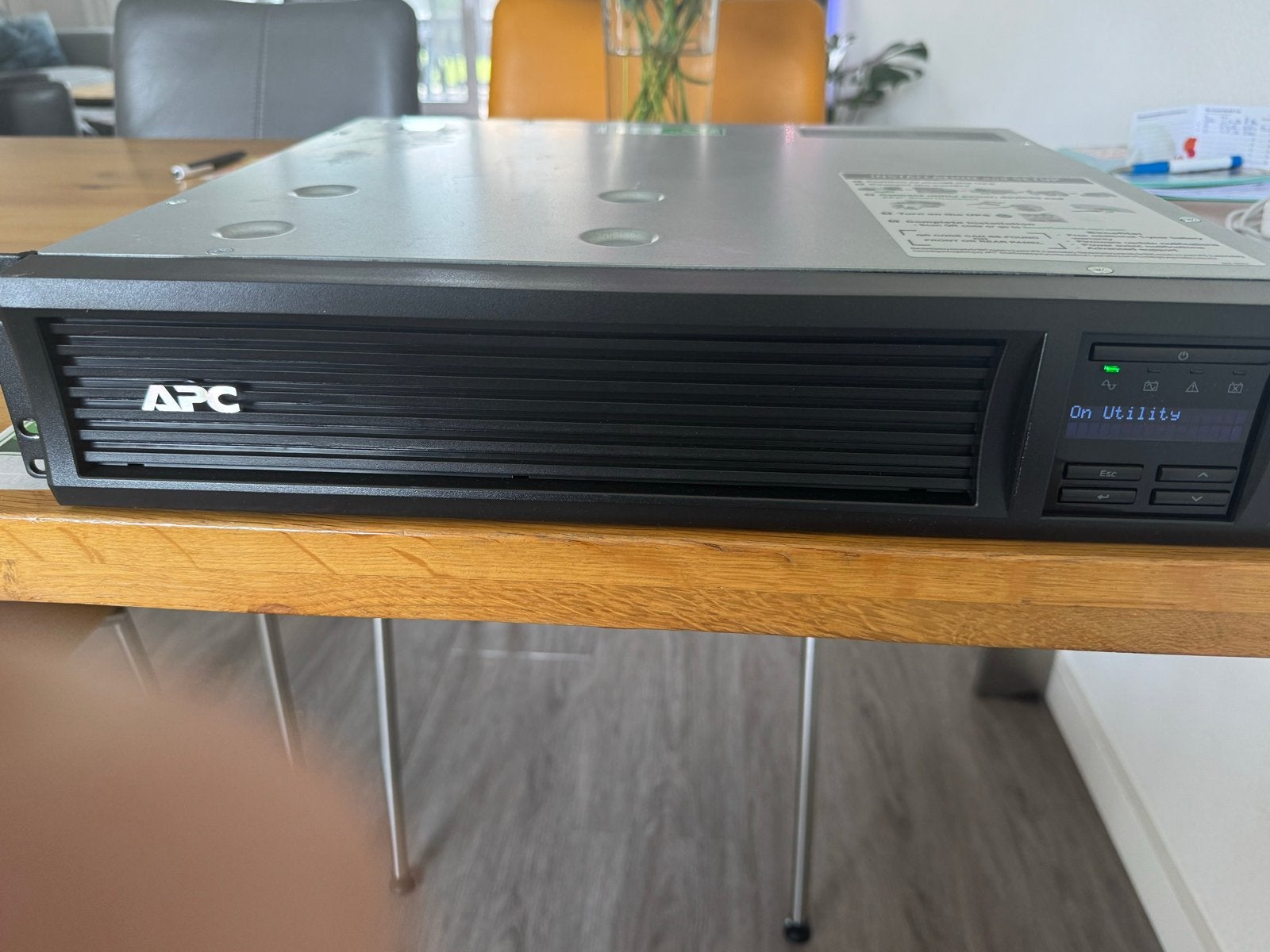 APC Smart-UPS  Smart-UPS 750 Rack/Tower LCD met Rack Rails, Ophalen, Zo goed als nieuw