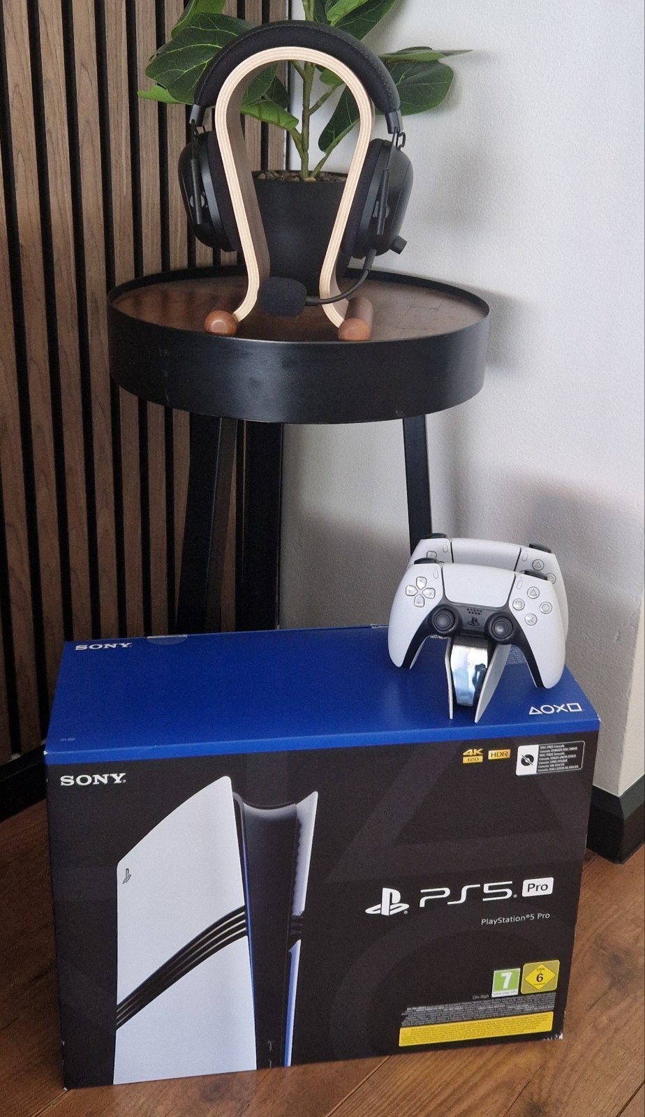 Foto 2 van Sony PlayStation 5 Pro met 2 controllers en headset