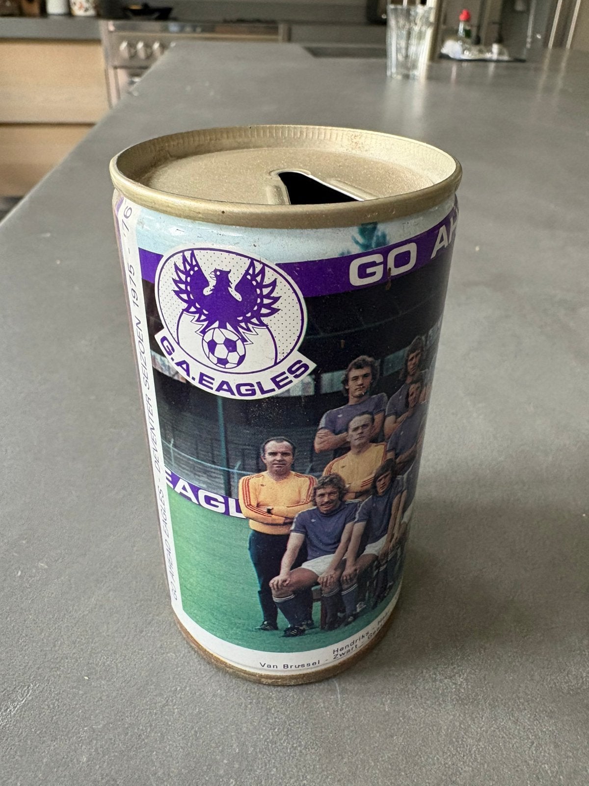 Zeldzaam Go Ahead Eagles bierblik seizoen 1975-1976 vintage, Ophalen of Verzenden, Gebruikt, Overige binnenlandse clubs, Overige typen