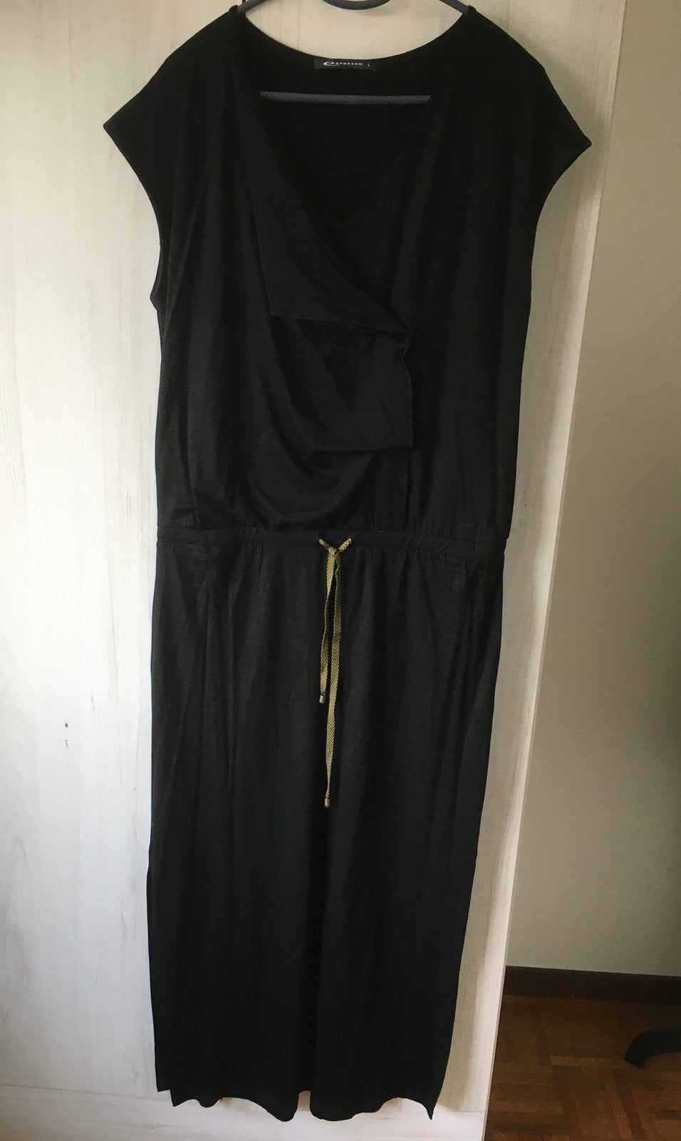 Nieuwe zwarte maxi jurk met split van Expresso, maat L., Kleding | Dames, Ophalen of Verzenden, Nieuw, Zwart, Onder de knie