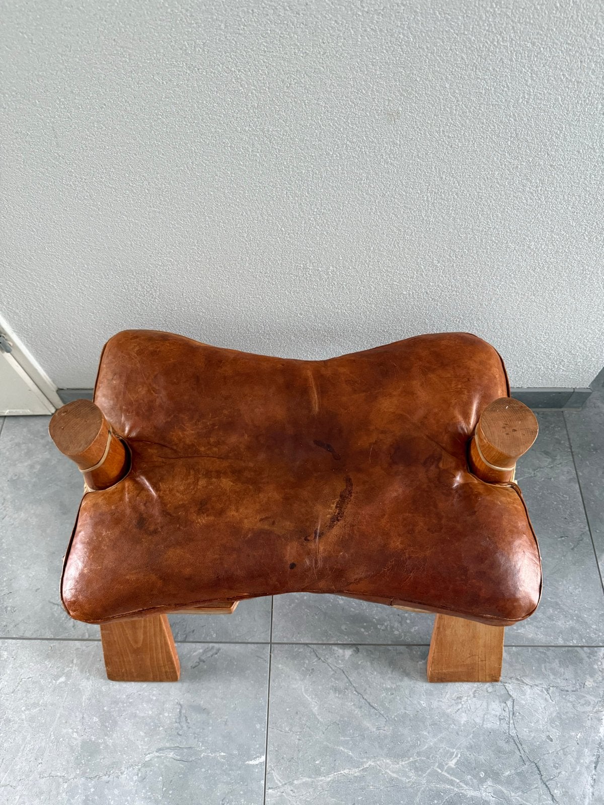 Vintage leren kruk / poef - handgemaakt, Gebruikt, Bruin, Ophalen of Verzenden, Eén