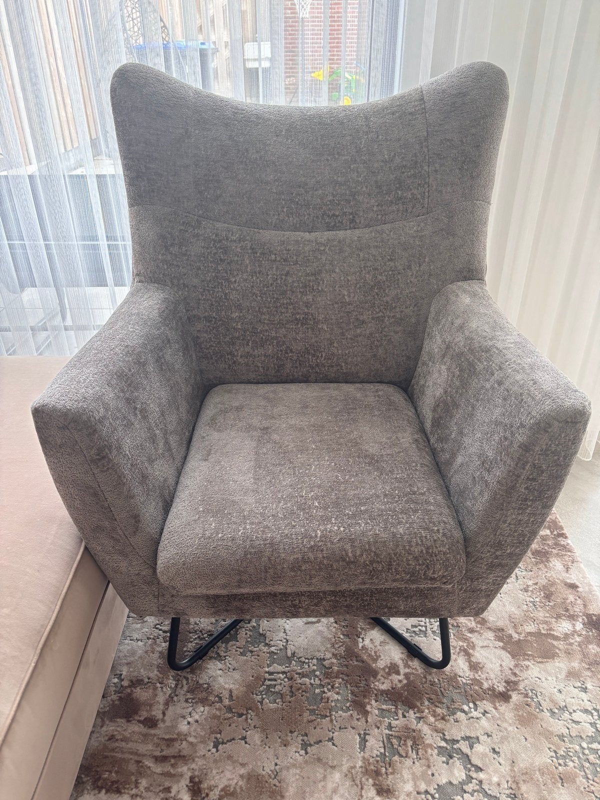 Comfortabele zandkleurige fauteuil met metalen onderstel, Huis en Inrichting, Fauteuils, Ophalen of Verzenden, Zo goed als nieuw
