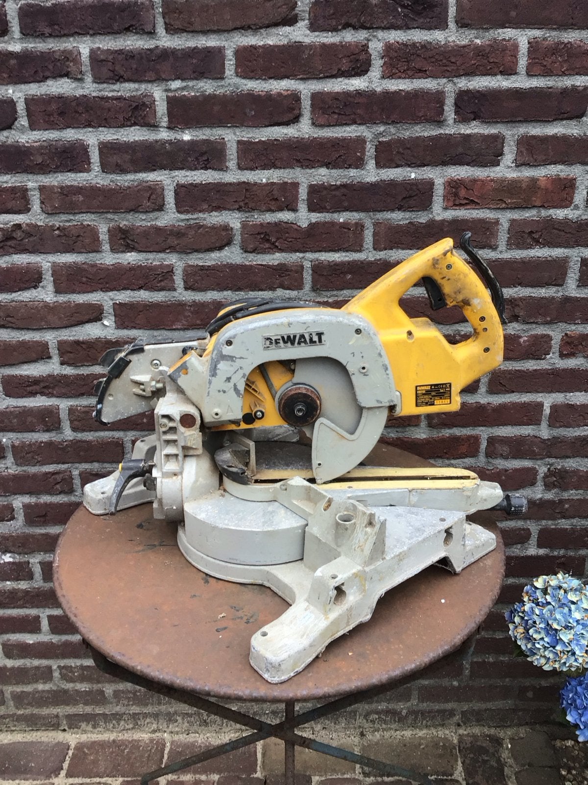 DeWalt Afkortzaag - Gebruikt maar functioneel, Gebruikt, 70 mm of meer, Ophalen of Verzenden, Afkortzaag