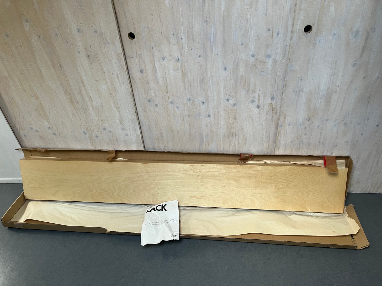 nieuwe IKEA LACK wandplank 190*26 met lichte beschadigingen, Huis en Inrichting, Woonaccessoires | Wandplanken en Boekenplanken