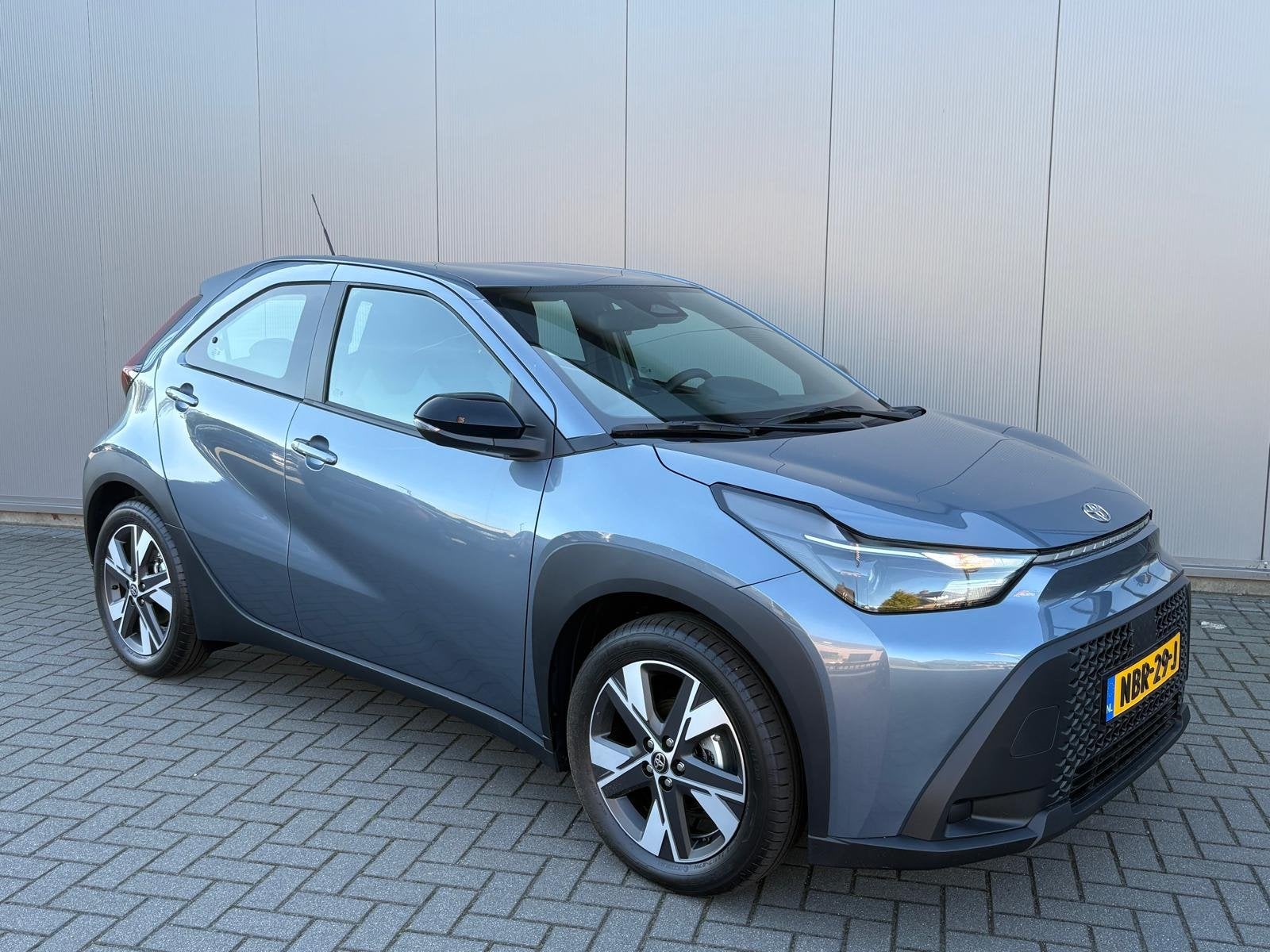 Toyota Aygo X Hybrid 116PK Active Automaat Nieuw uit voorraa, Auto's, Dealer onderhouden, Stof, Euro 6, 4 stoelen