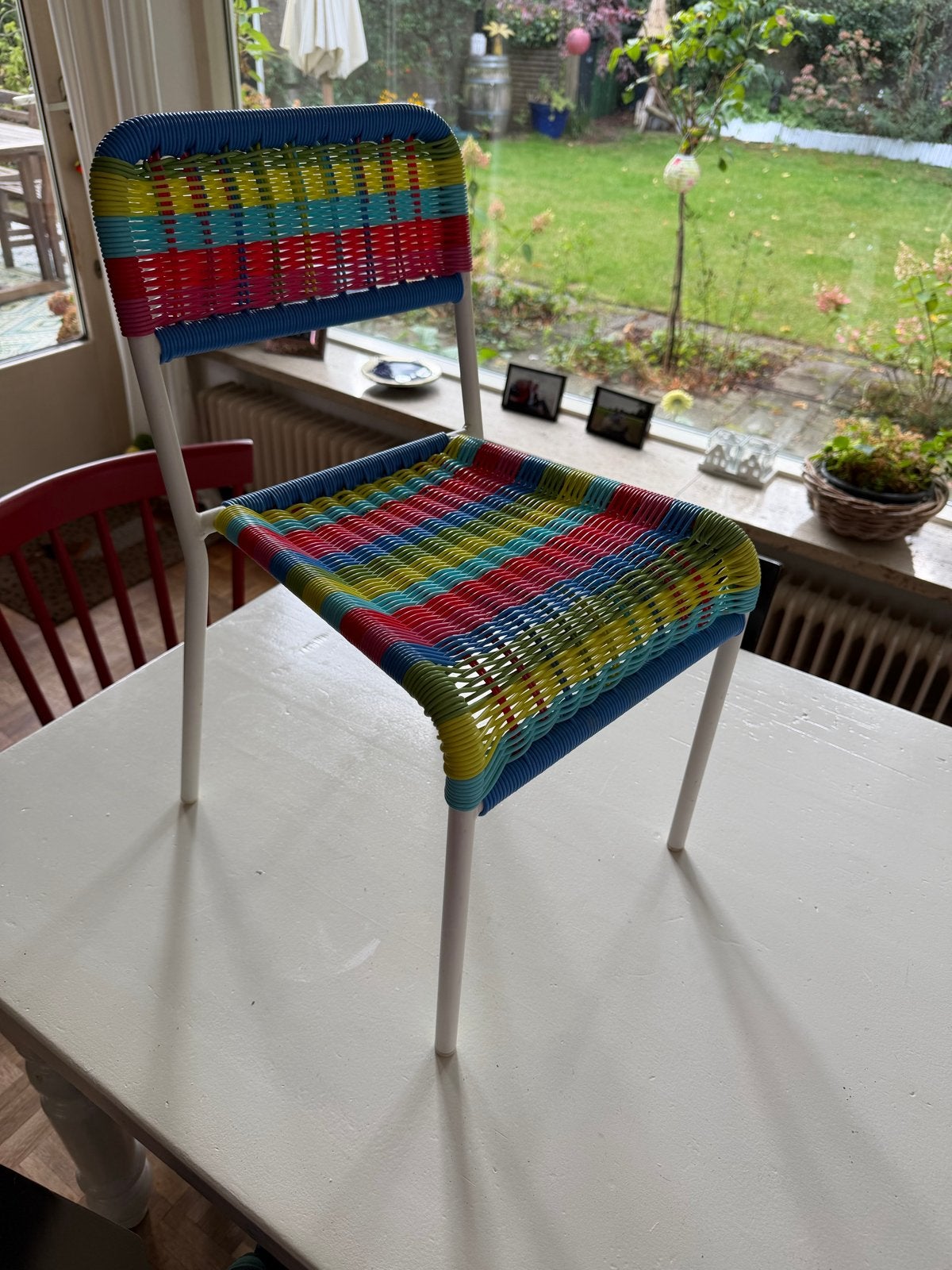 Kleurrijke stoel met gevlochten zitting en rugleuning, Huis en Inrichting, Stoelen, Kunststof, Gebruikt, Overige kleuren, Ophalen of Verzenden