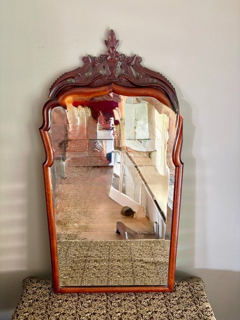 Antieke mahoniehouten spiegel met gesneden fronton, Huis en Inrichting, Woonaccessoires | Spiegels, Ophalen, Minder dan 50 cm