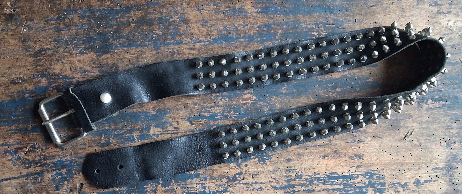 Spikes ceintuur. Leer. England. Vintage.  103/4.5 cm., Kleding | Dames, Riemen en Ceinturen, Ophalen, Heupriem, Gedragen, 3 tot 5 cm