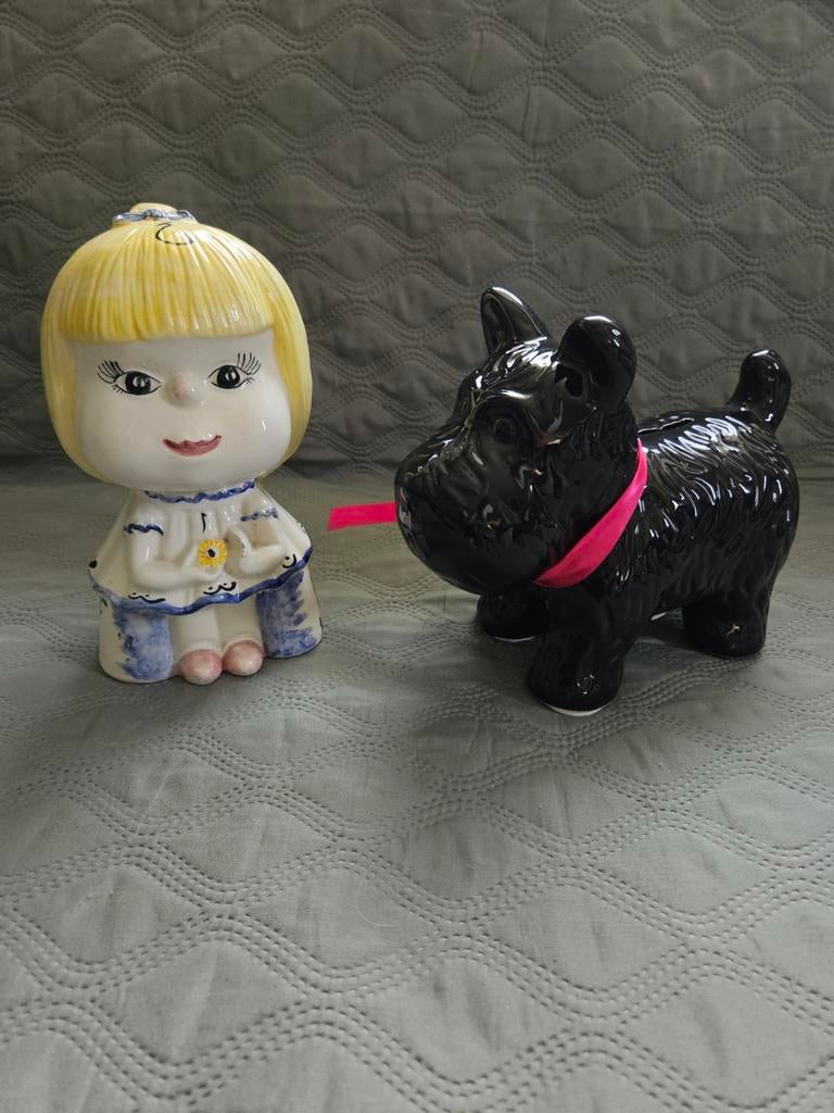 Vintage spaarpotten: meisje en Schotse terriër, Vintage, Gebruikt, Meerkleurig, Verzenden