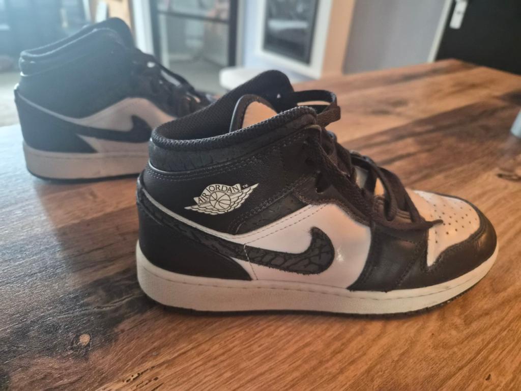 Nike Air Jordan 1 Mid - Zwart/Wit - Maat 38, Gebruikt, Ophalen of Verzenden, Nike, Jongen of Meisje