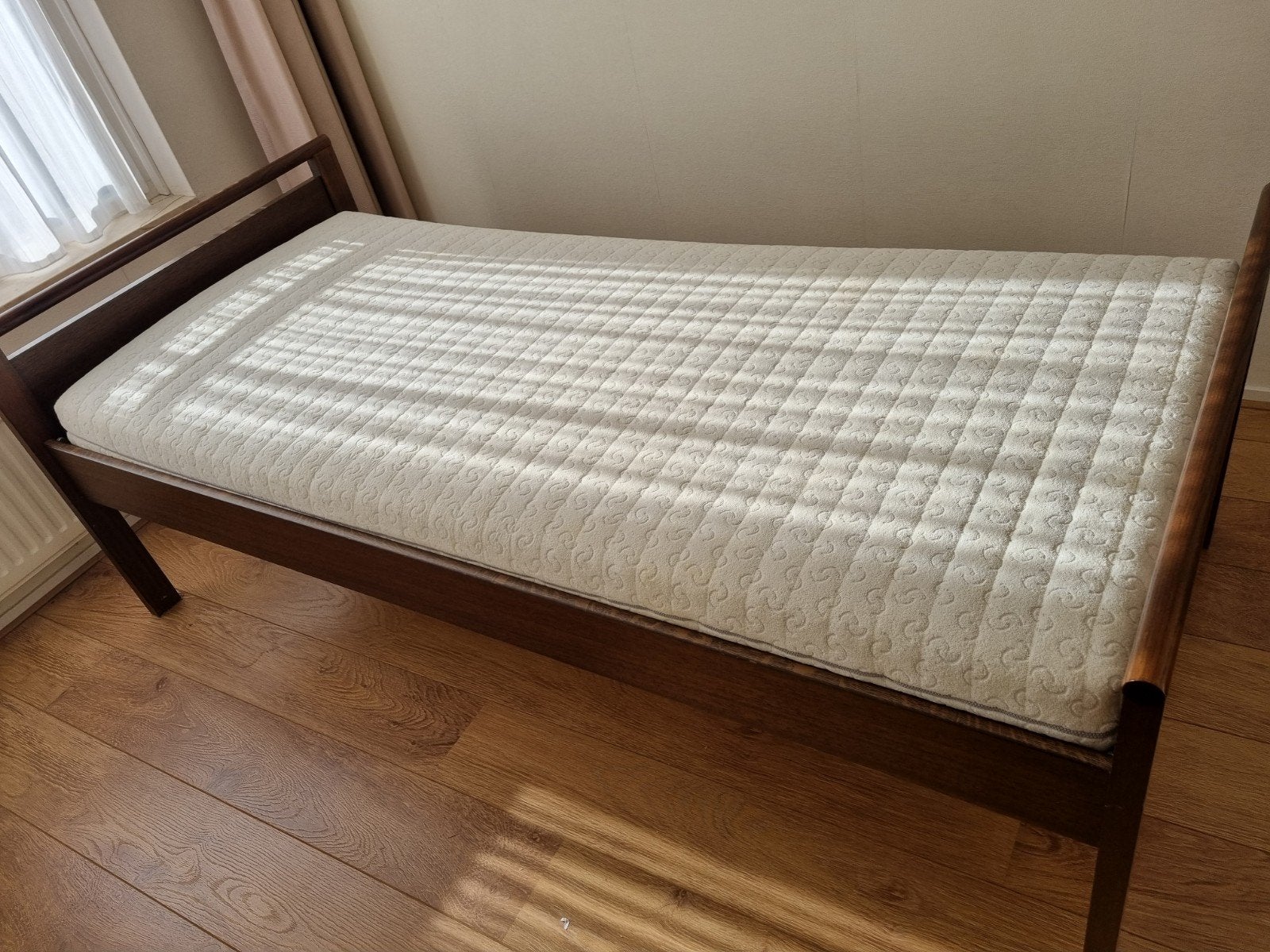 Seniorenbed 90 x 200 cm. met verstelbare bodem, Ophalen, 90 cm, Eenpersoons, Bruin