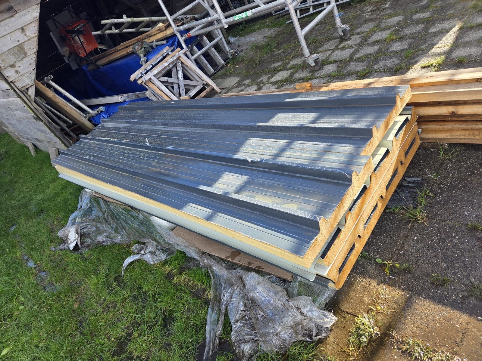 Sandwichpanelen voor dakisolatie - nieuw, Doe-het-zelf en Verbouw, 4 tot 8 cm, 10 tot 15 m², Nieuw, Hardschuim (Pir)