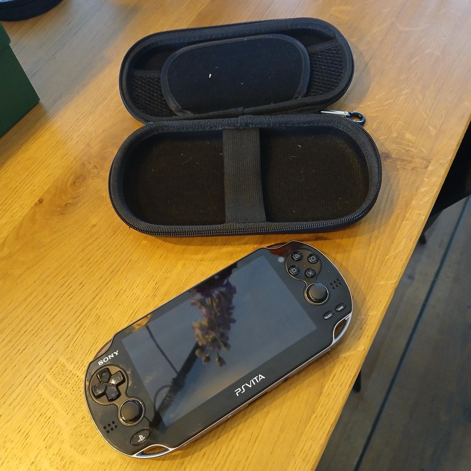 Sony PS Vita PCH-1004 met games en hoesje, Spelcomputers en Games, Ophalen of Verzenden, Zo goed als nieuw, Zwart, Met games