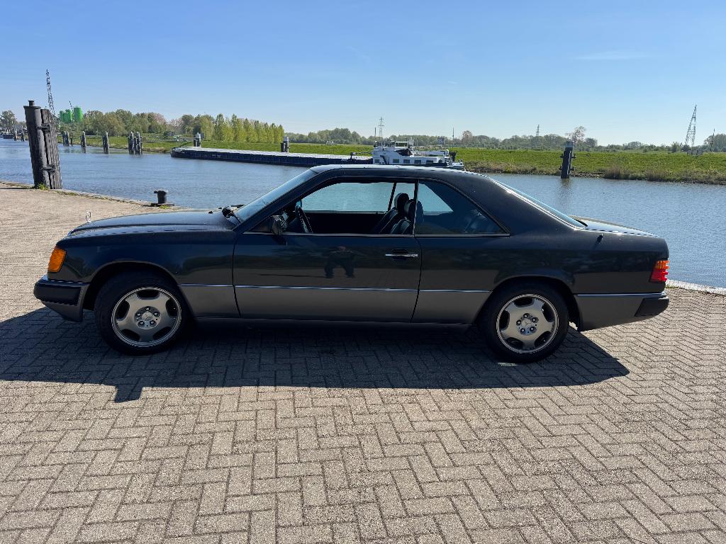 MB 230CE W124 COUPE 1990 YOUNGTIMER  APK SEPT 2028, Achterwielaandrijving, Zwart, 150 pk, 4 stoelen